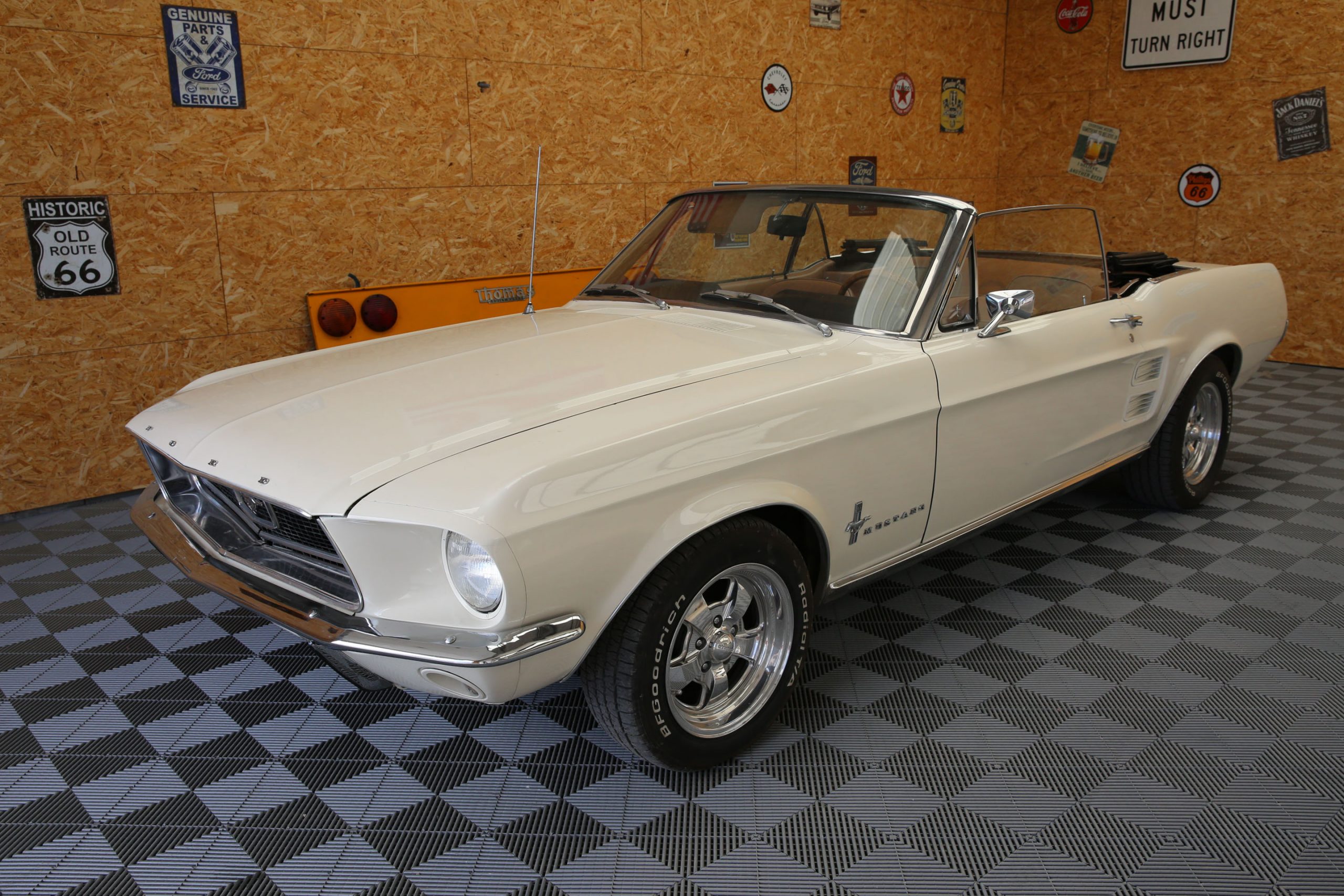 Superbe ford f100 pick up de 1965 a voir dans notre shop - show room importation voiture ancienne direct usa en france